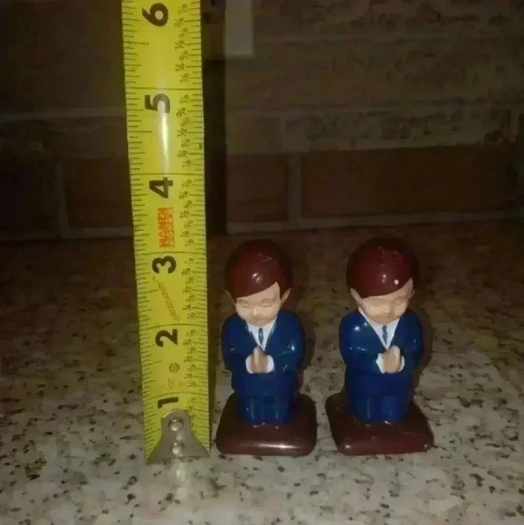Vintage (2) Praying Men Wearing Suit & Tie Figurines Made In Korea - Picture 6 of 6